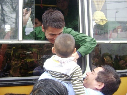 Tạm biệt người thân lên đường nhập ngũ.