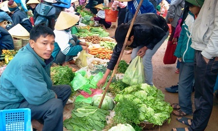 Những người mẹ “bòn Tết” chiều cuối năm - 12 Bên cạnh các mẹ, cũng có bóng dáng của những đấng mày râu cũng tranh thủ bán hàng chiều 29 Tết.