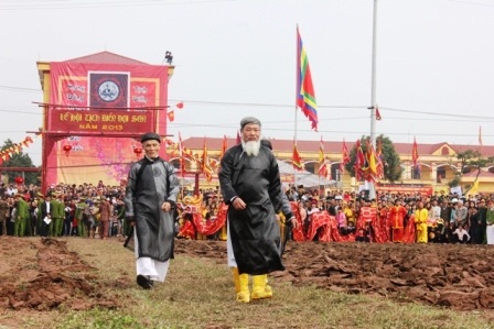 Lão nông đóng vai vua bước lên hành lễ.