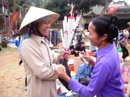 Nén hương thắp bàn thờ ngày Tết.