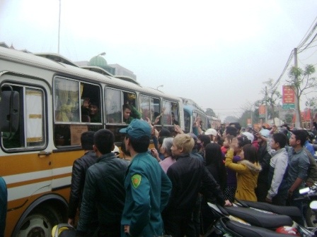 Bịn rịn giờ phút chia tay.