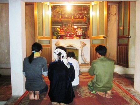  Sau khi mua hay bán xong thì mọi người ai cũng lên chùa thắp nén nhang cầu may.