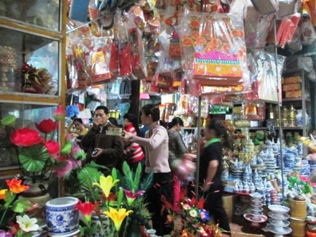 Người dân chọn mua các loại vàng mã, hoa giấy...