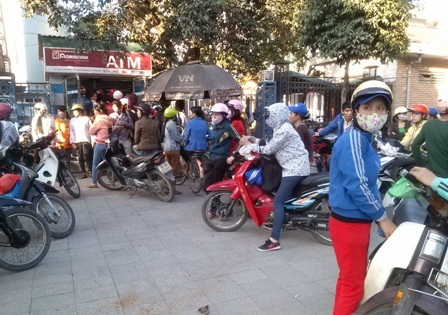 Hàng trăm người nối hàng dài đợi rút tiền.