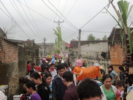 Ngay từ sáng sớm mọi ngả đường đổ về chợ đã chật kín người.