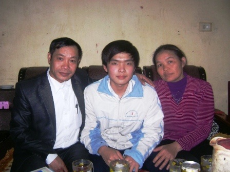 Lê Xuân Mạnh bên bố mẹ trong căn nhà nhỏ ở xóm 1, xã Hoằng Thịnh, huyện Hoằng Hóa, Thanh Hóa.