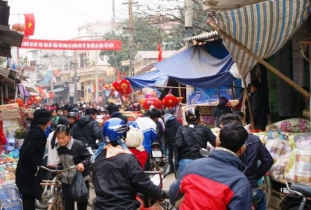 Con đường dẫn vào Trung tâm xã lúc nào cũng tắc đường do đông ngịt người đi mua sắm Tết.