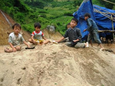  Gần 100% trẻ em nơi đây đều được đến trường.