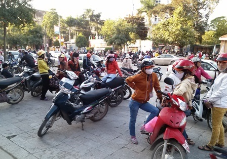 Hàng trăm người nối hàng dài đợi rút tiền.