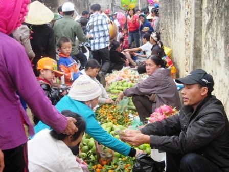 Chợ họp trước sân chùa làng Thiều và dọc theo con đường chính của làng.