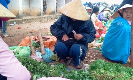Những người mẹ “bòn Tết” chiều cuối năm - 2 Hàng hoá của các mẹ bán chủ yếu là sản vật vườn nhà.