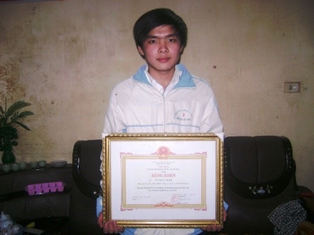 Lê Xuân Mạnh bên bố mẹ trong căn nhà nhỏ ở xóm 1, xã Hoằng Thịnh, huyện Hoằng Hóa, Thanh Hóa.