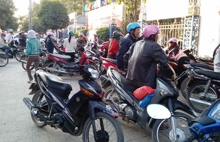 Hàng trăm người nối hàng dài đợi rút tiền.