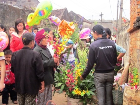 Rất đông người đến chợ không chỉ mua bán còn là để cầu may.