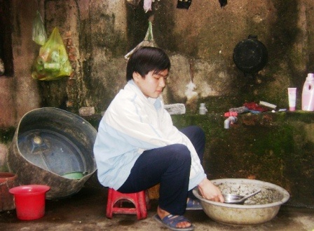 Ngoài thời gian học ở trường và tự học ở nhà, Lê Xuân Mạnh còn phụ giúp thêm bố mẹ công việc nhà.