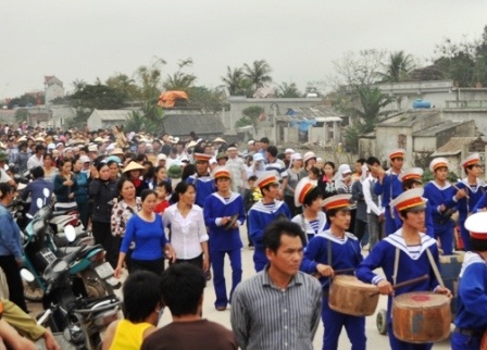 Tìm thấy thi thể thứ 3 trong vụ nổ tàu cá - 2 Các nạn nhân được gia đình và người dân địa phương đưa về làm lễ an táng.