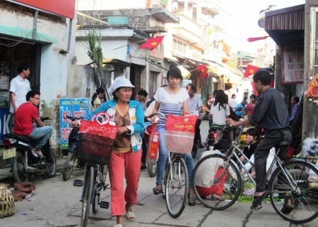 Ngày cuối năm ở xã có mật độ dân số đông nhất Việt Nam - 3 Người dân tấp nập đi mua sắm Tết làm cho không khí ở đây nhộn nhịp chẳng khác nào phố lớn.