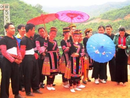  Thanh niên người Mông trong lễ hội Tết.