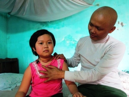 Vết mổ của cháu Hà càng ngày càng sưng to.