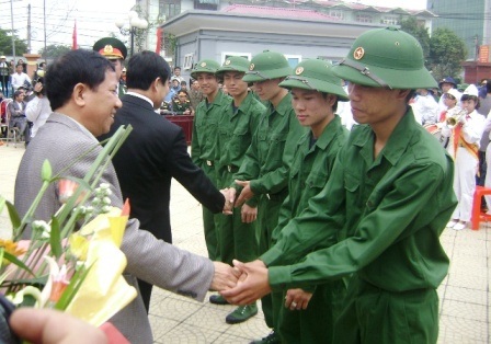 Bịn rịn chia tay người thân lên đường nhập ngũ