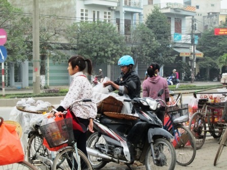 Những chủ cá buồn thiu khi không có khách đến mua.