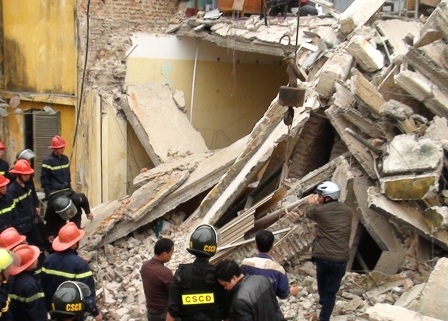 Hiện các cơ quan chức năng đang tiến hành làm rõ nguyên nhân vụ sập.