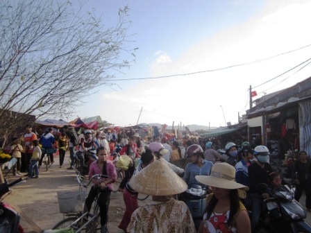 Ngày cuối năm ở xã có mật độ dân số đông nhất Việt Nam - 5 Chợ Tết ở đây những ngày Tết luôn chật kín người mua sắm.