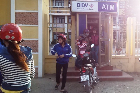 Tại ngân hàng Techcombank cũng diễn ra cảnh chen lấn nhau để rút tiền.