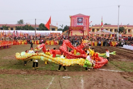 Sau màn khai trống là màn múa rồng.