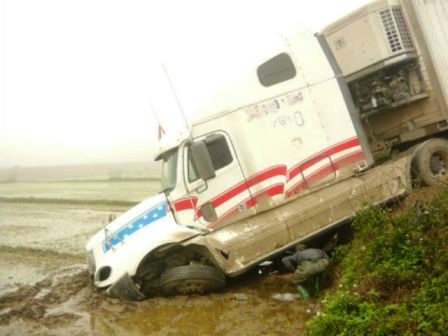 Chiếc xe cắm đầu xuống ruộng vì vượt ẩu