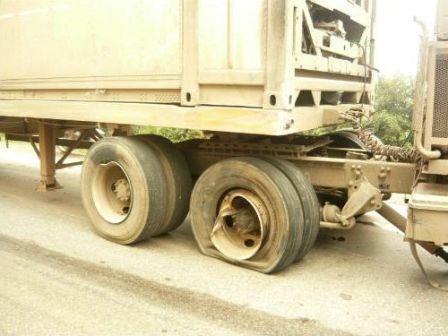 Chiếc xe nổ lốp vì phánh gấp