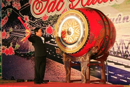 Ông Mai Văn Ninh, Ủy viên Trung ương Đảng, Bí thư Tỉnh uỷ Thanh Hoá đánh trống khai hội.