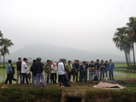 Thi thể nạn nhân được đưa lên bờ chờ người nhà đến nhận