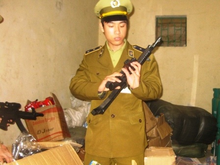 Lực lượng Quản lý thị trường đang kiểm tra, tịch thu lô hàng cấm.