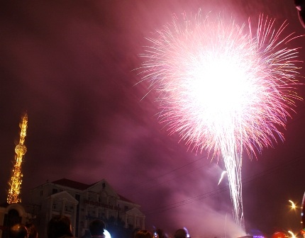 Màn bắn pháo hoa chào đón năm mới Quý Tỵ của tỉnh Hà Nam. (Ảnh: Đức Văn - Duy Tuyên)