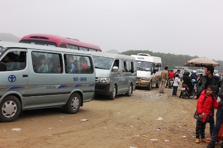 Dòng xe nối đuôi nhau vào chùa từ sáng sớm