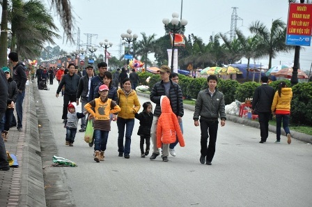 Lượng khách đổ về đền Trần mỗi lúc một đông.