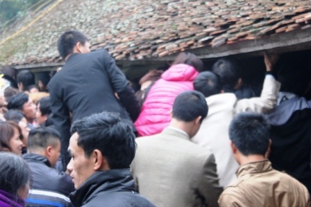 Đè đầu, cưỡi cổ nhau xin lộc ấn.