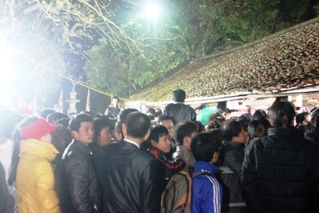 Ngay từ 5h30p sáng, dòng người đã đổ vể các nơi phát ấn xếp hàng.