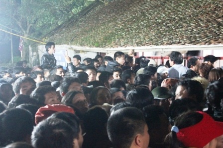 Ngay từ 5h30p sáng, dòng người đã đổ vể các nơi phát ấn xếp hàng.