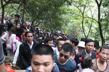 Dòng người chen chúc nhau lên chùa cầu hương đón lộc