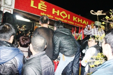 Trèo lên cả rào chắn bảo vệ để lao vào đền.