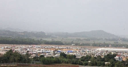 Bãi đỗ xe chùa Bái Đính nhìn từ trên cao xuống.