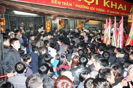 Biển người nườm nượp kéo vào đền Thiên Trường sau khi khai ấn diễn ra.