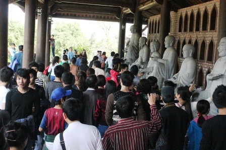 Chen nhau để được sờ tay vào tượng Phật