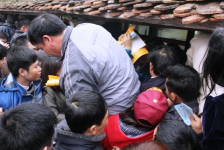 Đè đầu, cưỡi cổ nhau xin lộc ấn.