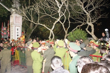 Trèo lên cây để xem các nghi lễ.