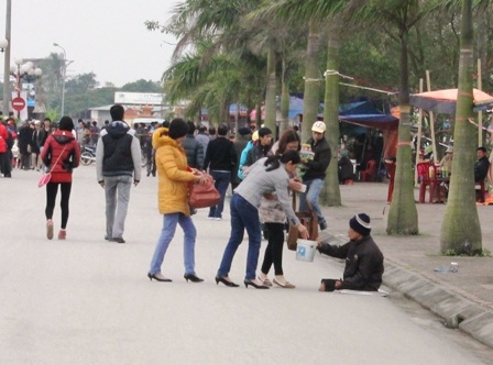 Vẫn còn tình trạng người hành khất xin tiền ở đền Trần.