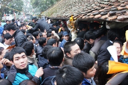 Chen chúc xô đẩy nhau khi phát ấn.