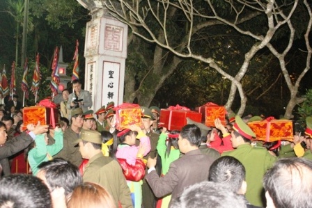 Lực lượng bảo vệ phải đứng xung quanh rào chắn thành vòng bảo vệ nơi diễn ra nghi lễ.